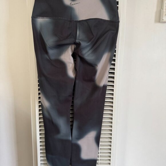 NWOT Nike Yoga Dri-FIT 365 high waist all-over print 7/8 leggings size Medium - Picture 4 of 5